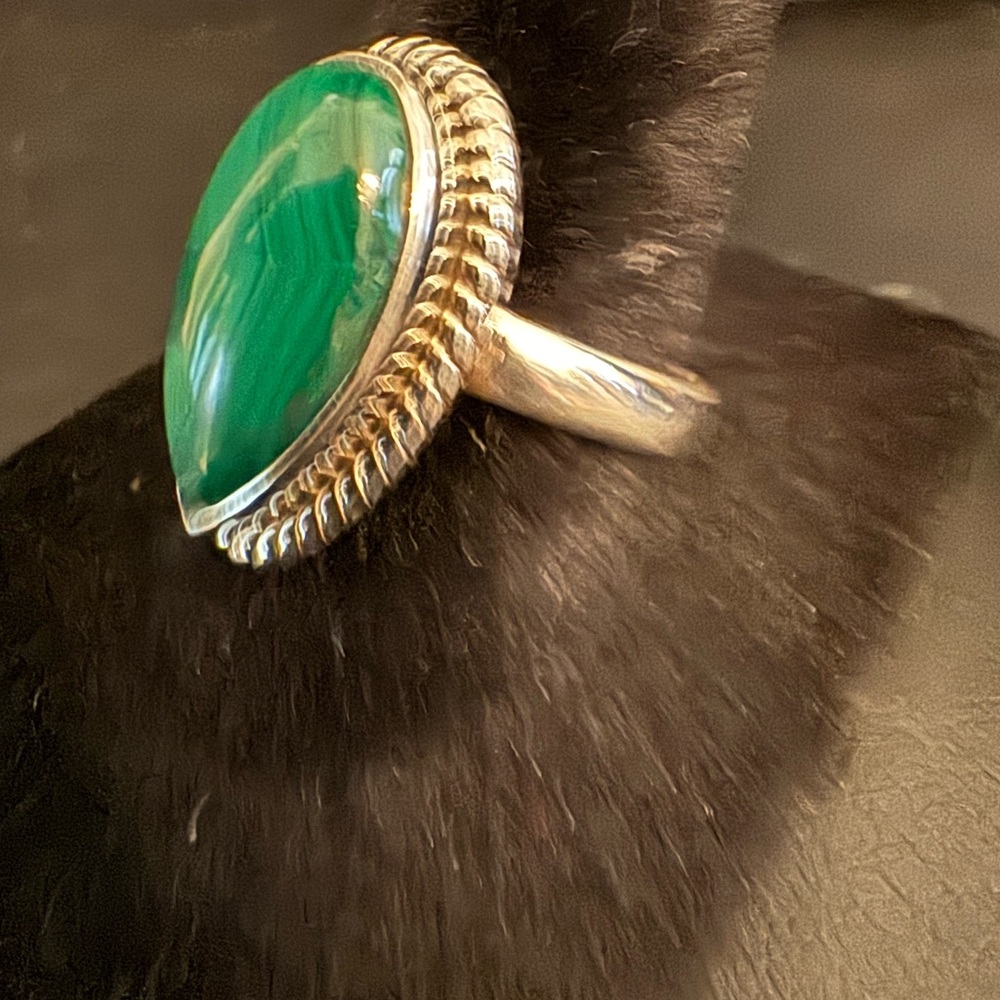 Elegant Green Malachite and Sterling Silver Ring - Picture 2 of 4
